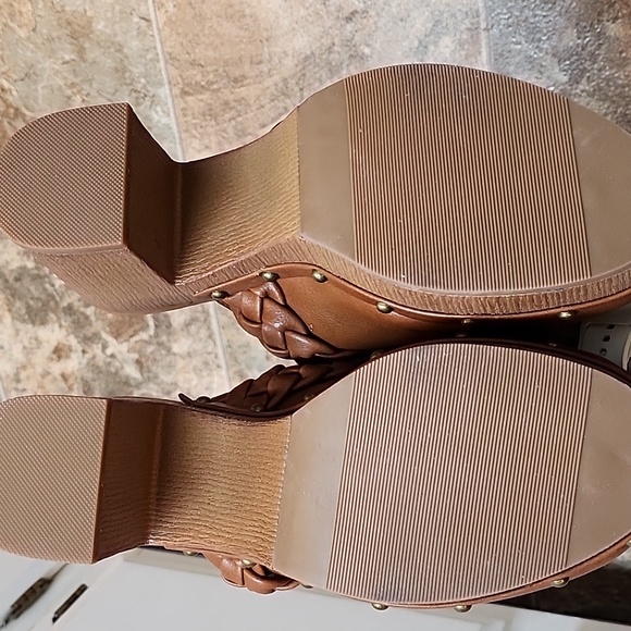 Tan clogs new - Picture 6 of 8